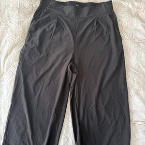 Quince Comfy Cropped Black Swishy Athletic Pants Size L